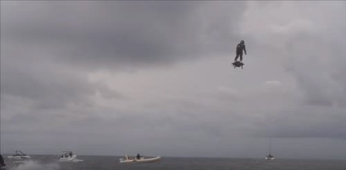 프랭키 자파타가 호버보드를 타고 세계기록을 세우는 모습 . 유튜브 캡처